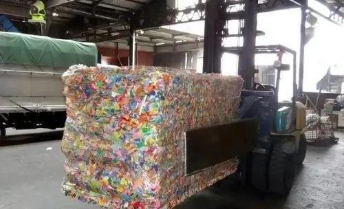千纸鹤把灾区仓库堵死了，救援队被迫开叉车清运，这波真的绷不住。
 
熊本7.1级