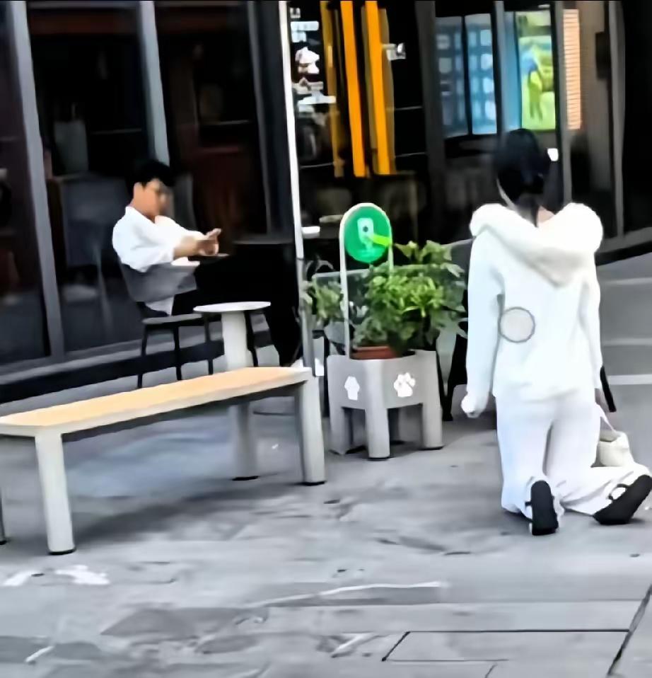 女神双腿下跪，哭的梨花带雨，而一旁的男的却视而不见，没有一丝怜香惜玉的感觉，冰冷
