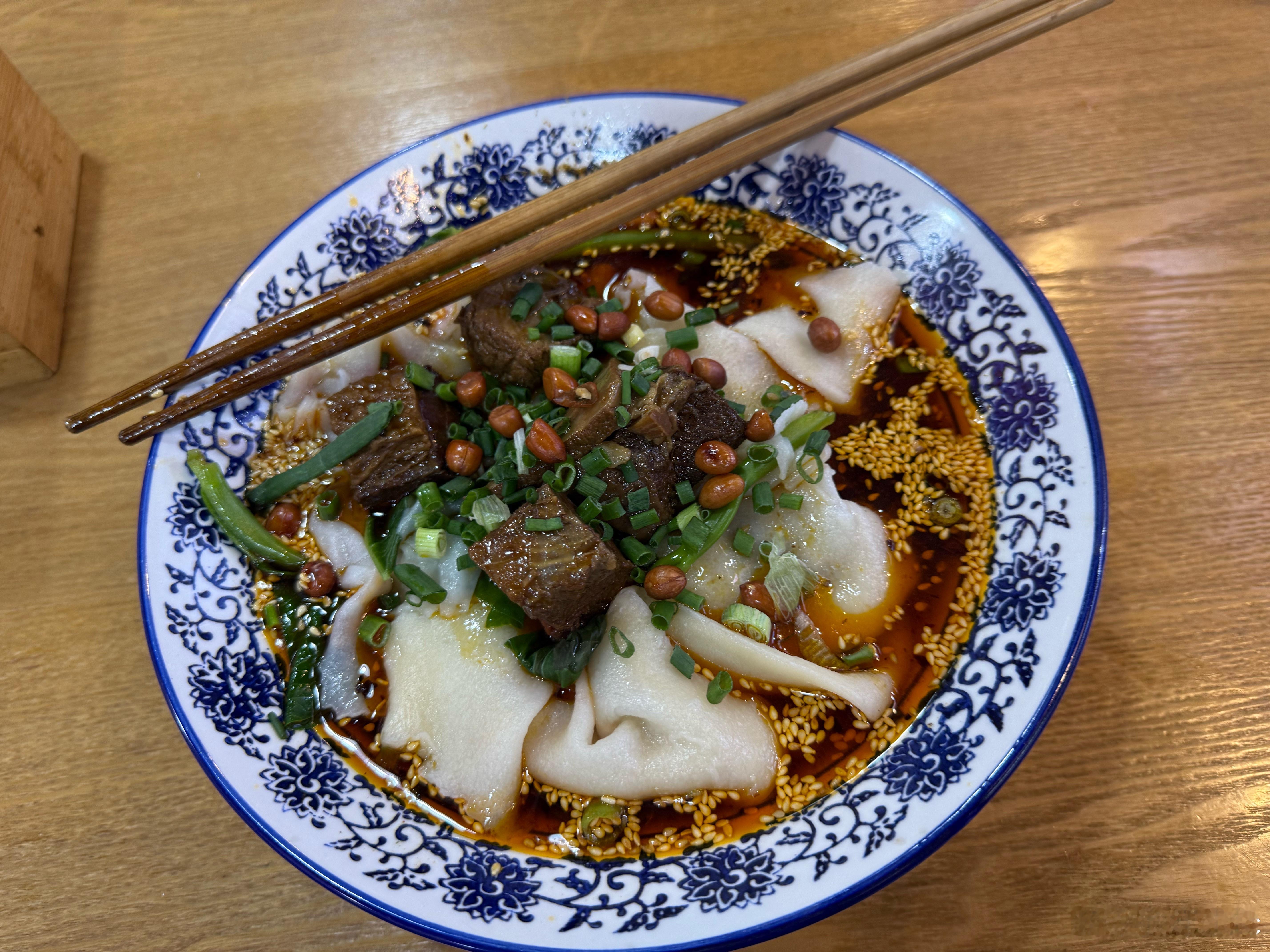 来一碗巴适得板的铺盖面…几年没吃过了… ​​​
