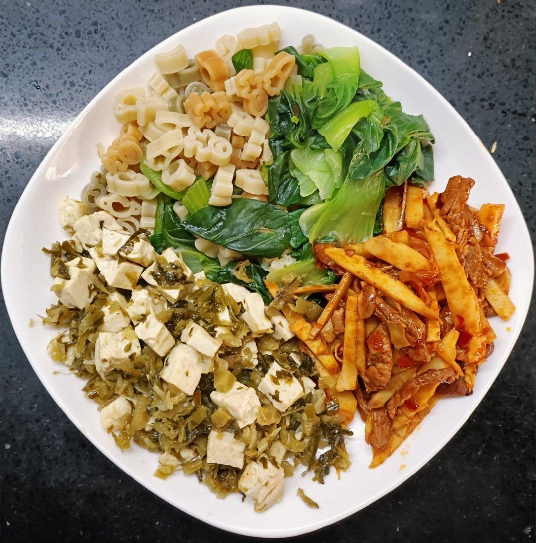 这是我的午餐：油菜煮意面，郫县豆瓣炒肉丝笋丝，雪菜豆腐。我主要想说说这个意大利原