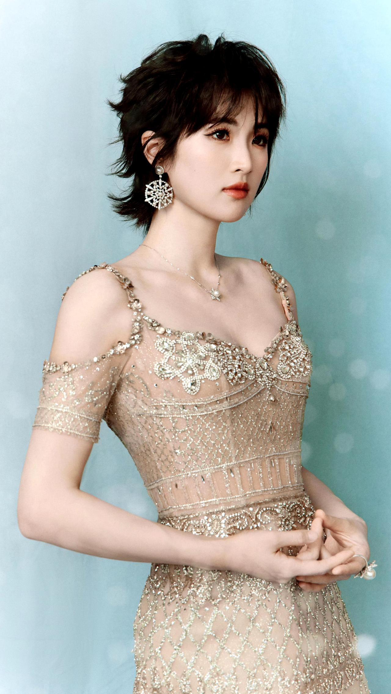 姚安娜这状态，美到犯规了！

镜头下的姚安娜也太惊艳了✨ 利落短发衬得五官更精致