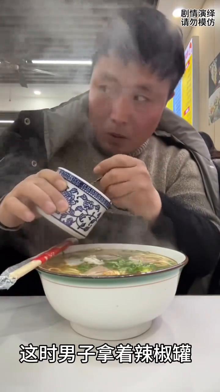 男子来到饭店吃面条，放很多辣椒。
男子来到饭店吃面条，这时男子拿着辣椒罐，然后他