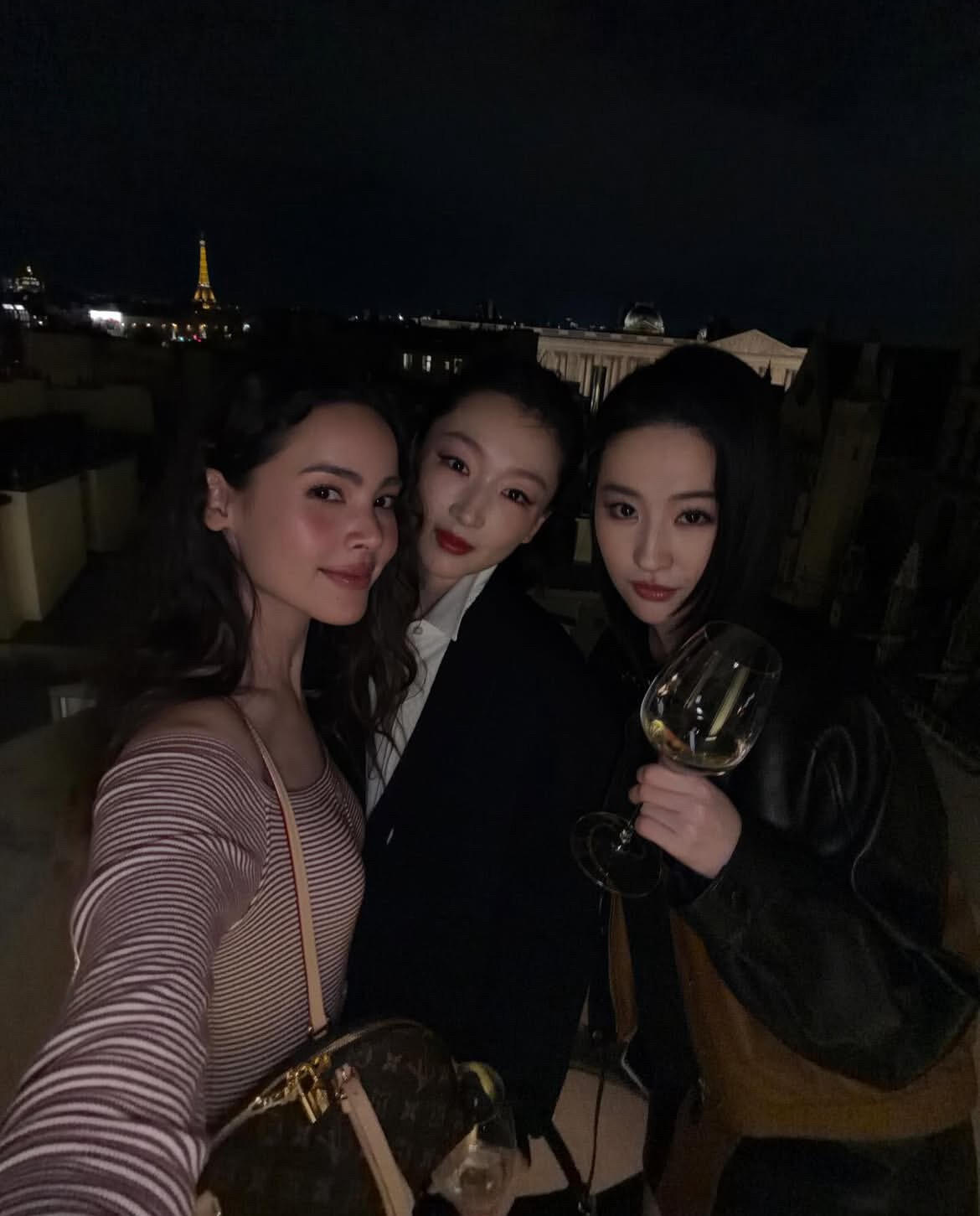 Yaya与周冬雨、刘亦菲合影 