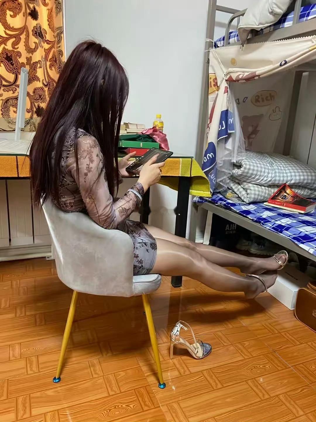 周末时光，深圳某电子工厂的女工宿舍 