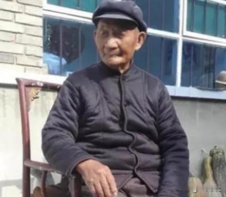 有一位老红军今年已经104岁高龄了，他曾经当过朱德总司令的警卫班长，如今国家每年