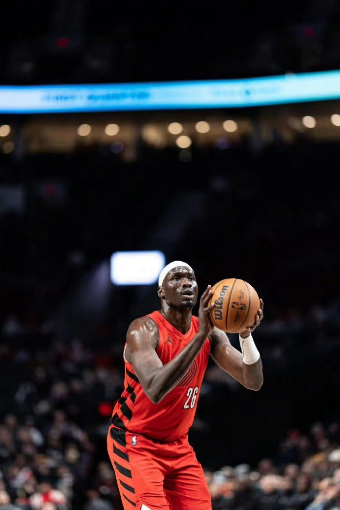 小杨时间将会大幅度增加吧？能否抓住机会？开拓者中锋杜普·里斯右脚影像检查显示应力