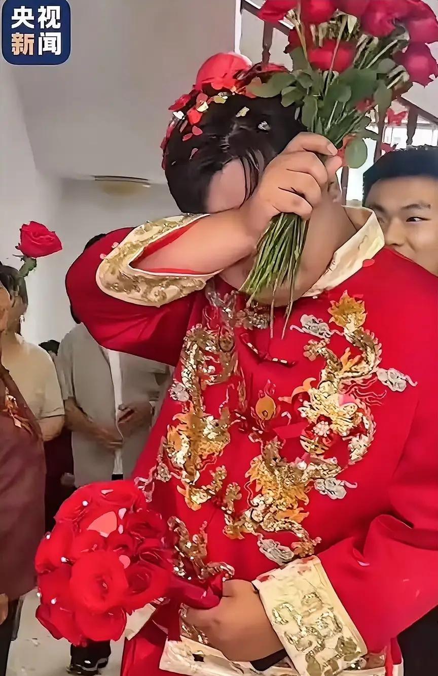 “这个丈母娘，火到央视新闻！”江苏连云港，新郎上门接亲，早做好了被堵门刁难的准备