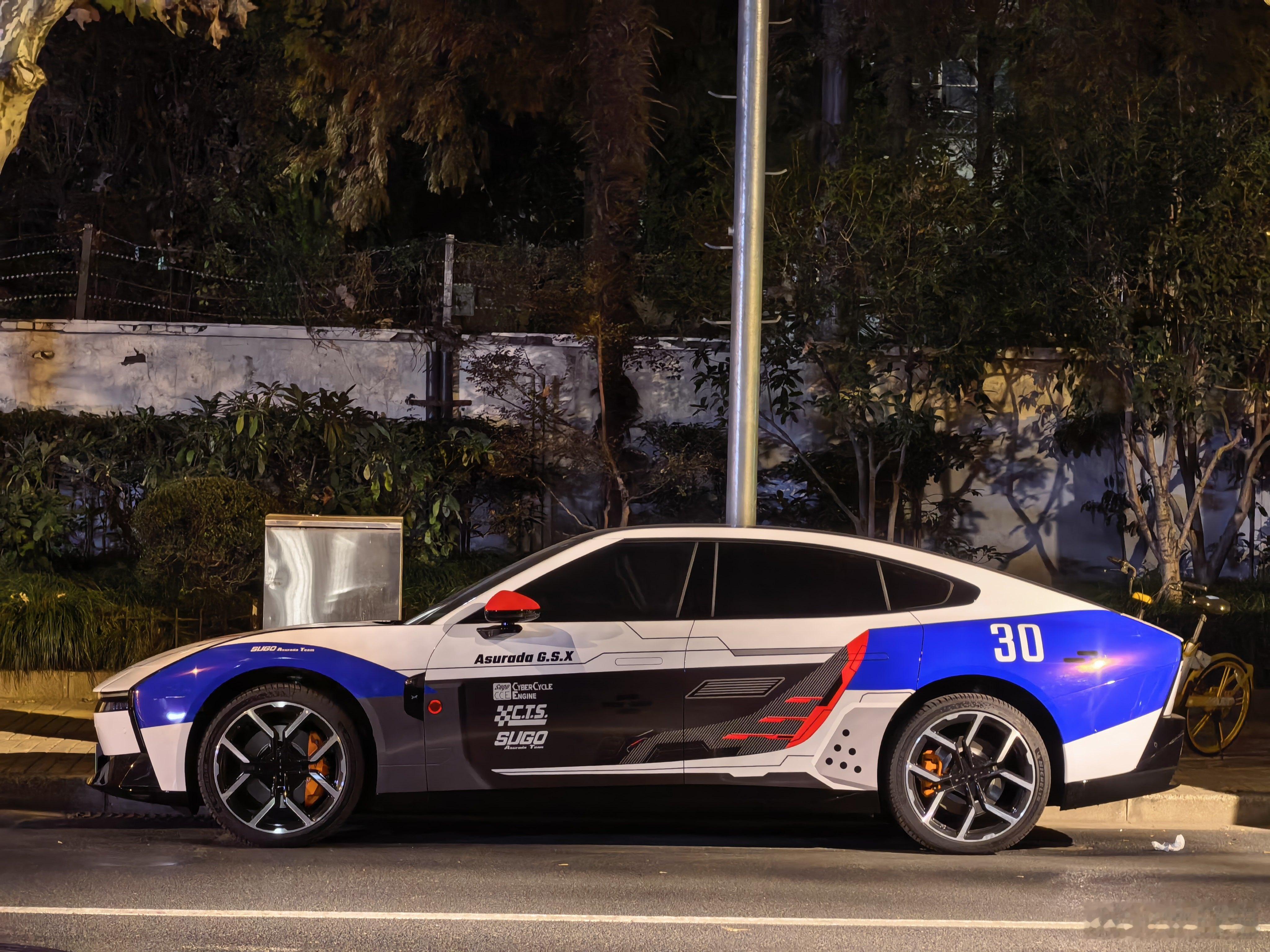 刚看完电影找我车的时候，看到路边的一辆全新小鹏P7竟然是这个阿斯拉达涂装，我也要