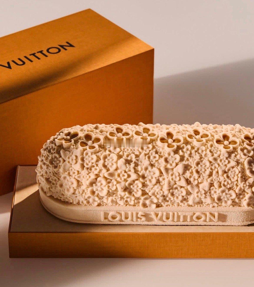 LV圣诞树桩蛋糕 密恐还好啊！没有密恐，但是很甜倒是真的！应该说超级甜奢侈品