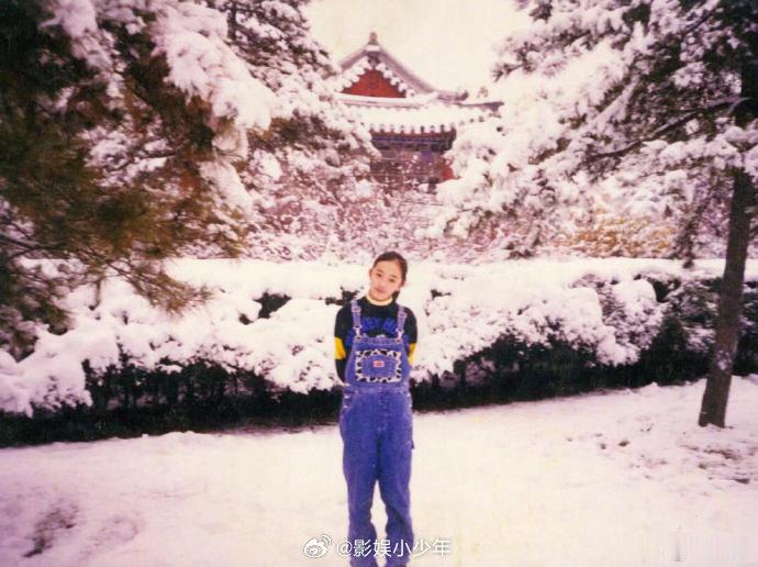 杨幂小时候 背带裤战神杨幂小时候简直被背带裤承包了衣柜，不同色彩的款式全都安排上