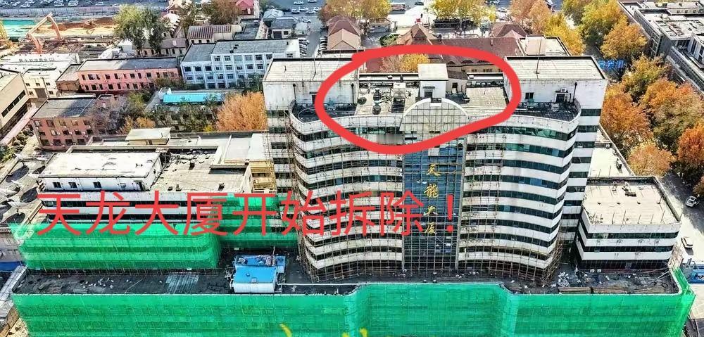 进展迅速！挡在济南站南边的天龙大厦终于开始拆除了！
早有传闻说为了打通济南站南广