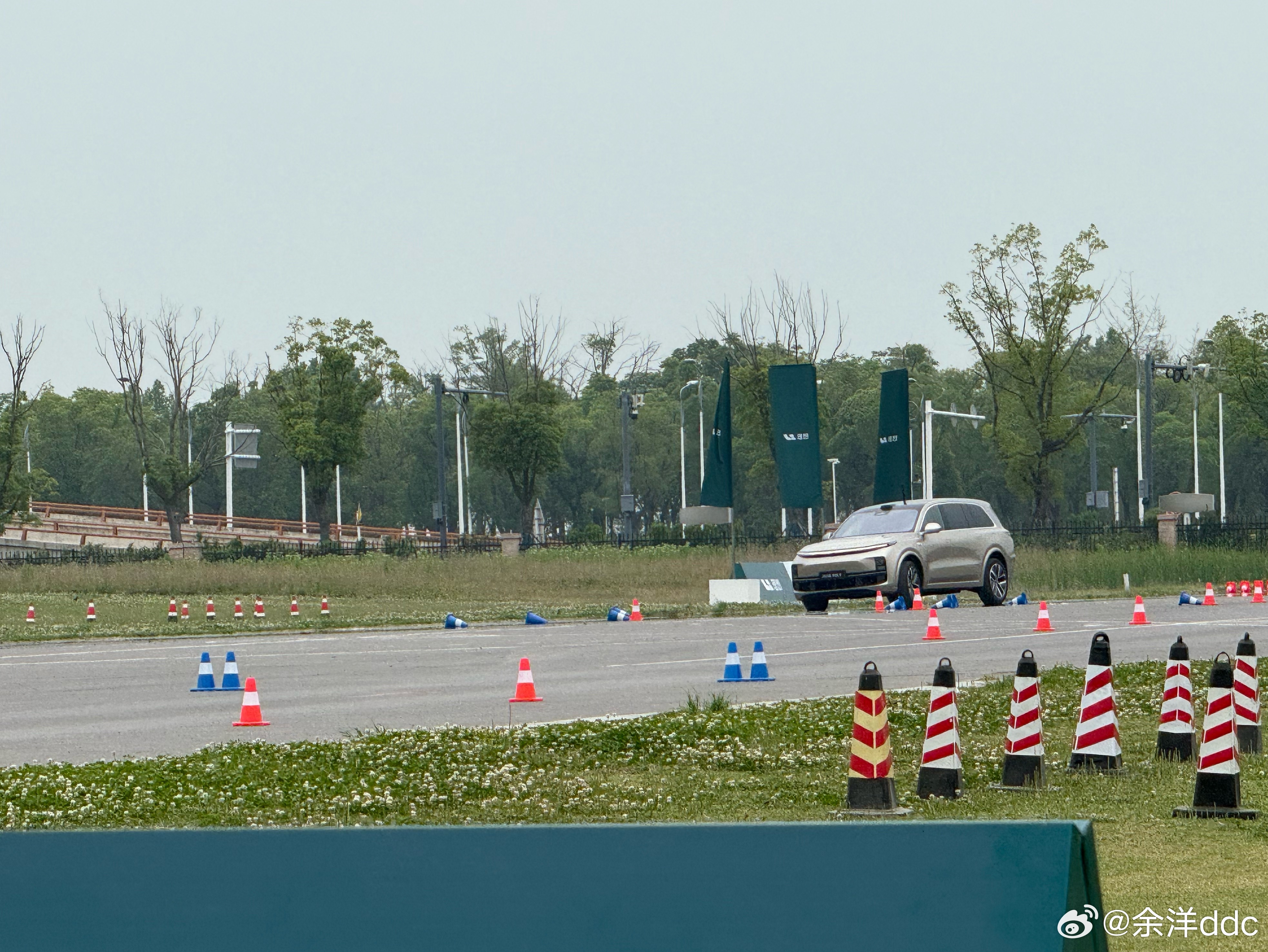 L9的老款单腔空悬和24款双腔单阀和25款双腔双阀对比，侧倾抑制体感明显，数据也