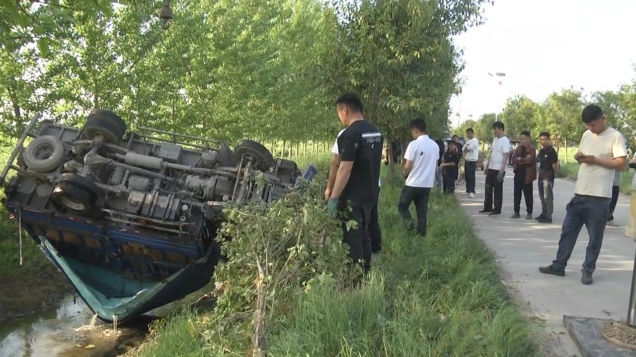 曹县28岁村支书勇救翻车被困司机

4月25日下午3时许，在曹县倪集街道办事处油