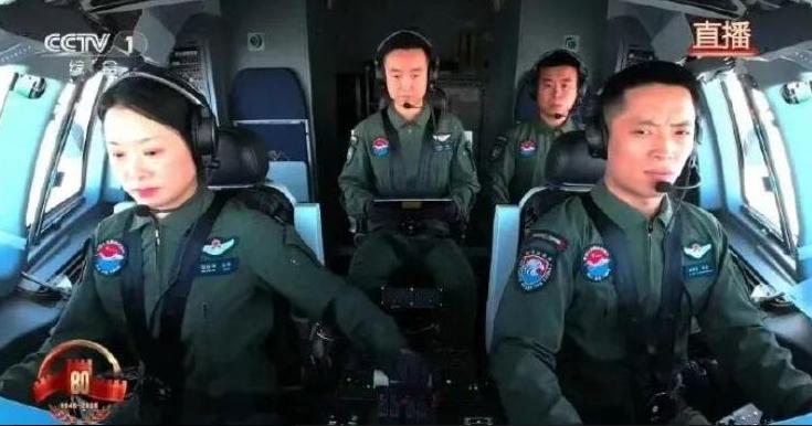上校军衔、手握二十多年飞行经验的资深女机长，阅兵空中梯队里反倒坐到副驾驶，不少人