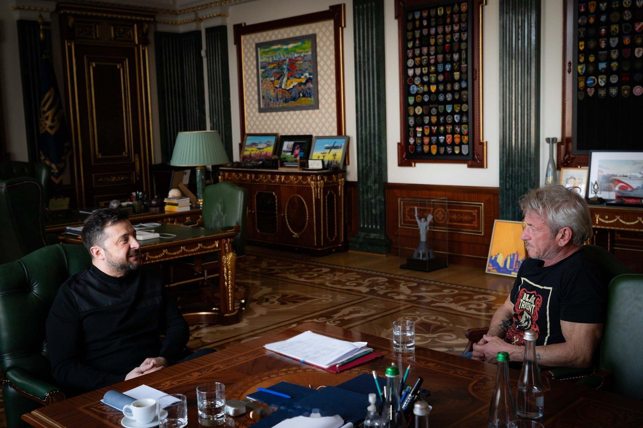 今年奥斯卡最佳男配得主Sean Penn不去颁奖礼，到了基辅见了泽连斯基。奥斯卡