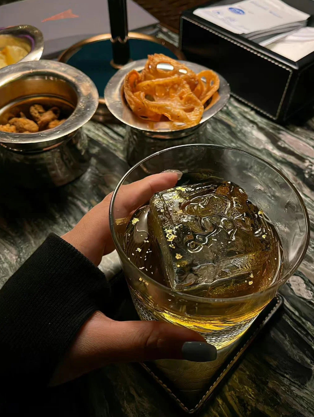 “很荣幸，能成为你世界里一时的新鲜感。 你出现过，我心动过，仅此而已。如果重来，