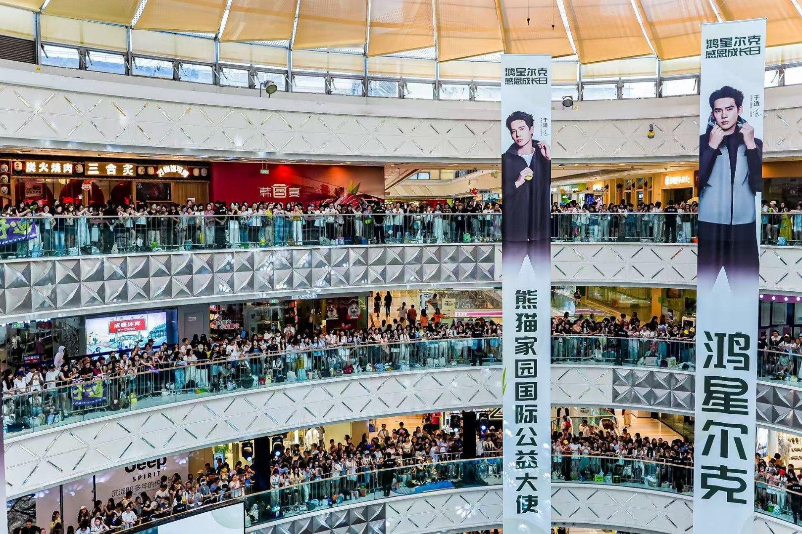 鸿星尔克2025感恩成长日，但福利还在门店等着大家，赶紧去看看～ 今天这张全家福