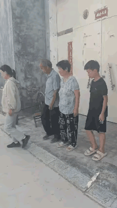 有才，二轮电动车拉四个人，你能想到吗？但千万要注意安全，安全第一，买个三轮电动车