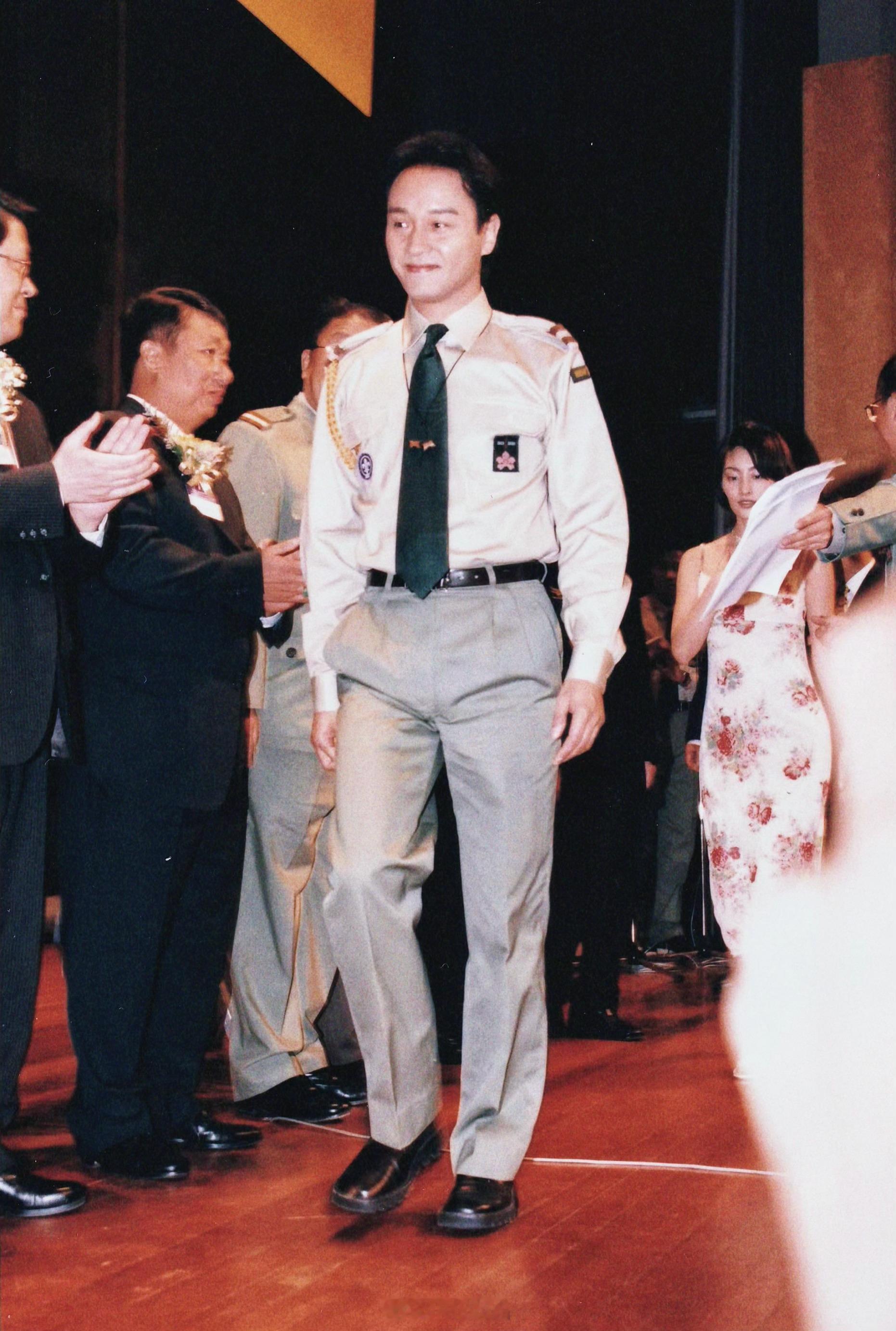 张国荣[超话]搭乘花絮去幕后 利落飒然、俊朗直击，帅气爆表[酷]——1999年3