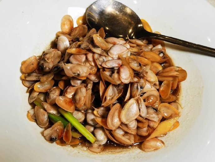 宁波过年味蕾记忆之海瓜子葱油海瓜子可以说是宁波过年必不可少的家常菜之一，沥尽水分