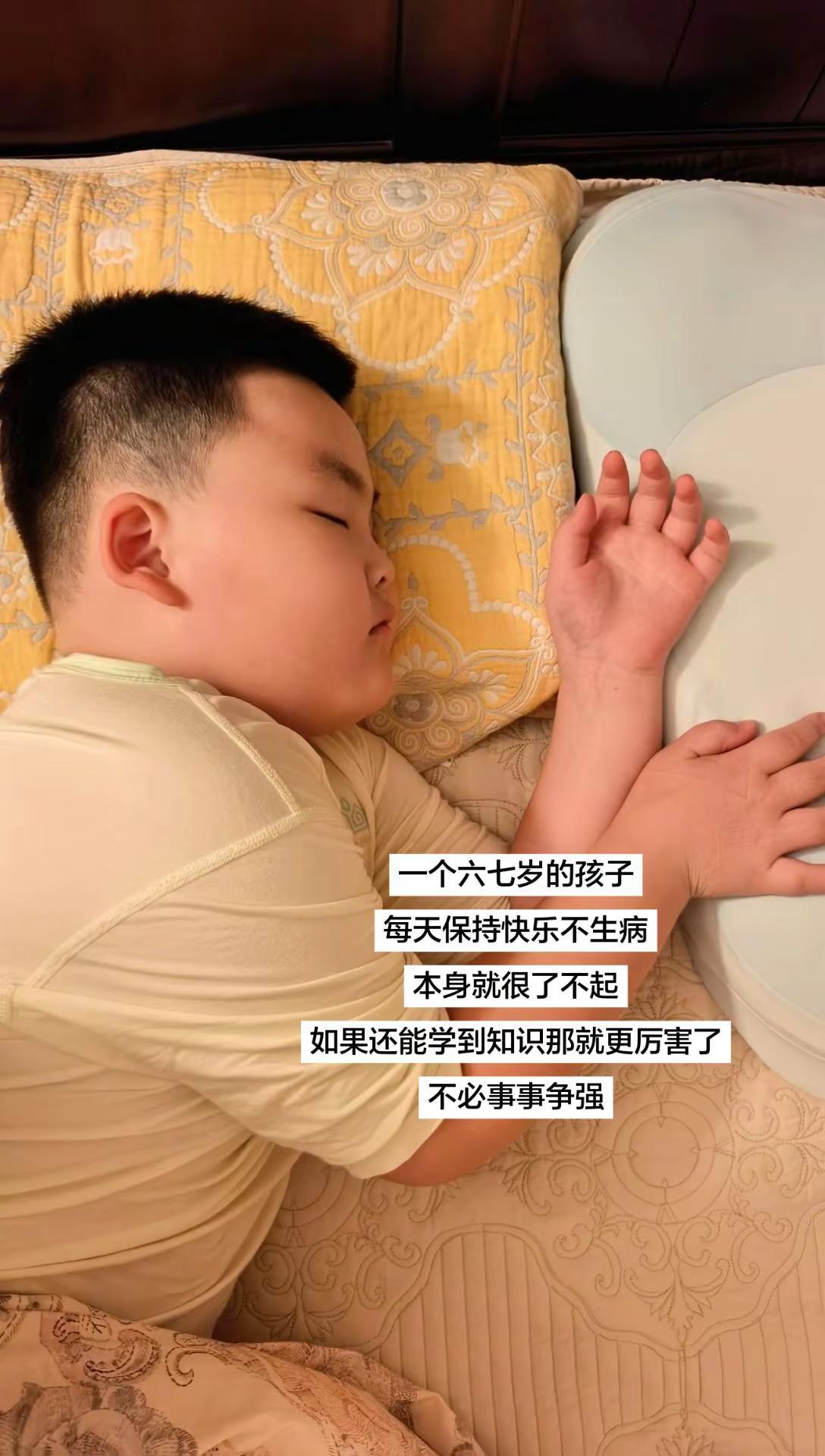 晚上老二放学回家，跳完绳后又主动提出要练习跑步，因为白天在学校跑步落在了后面。因
