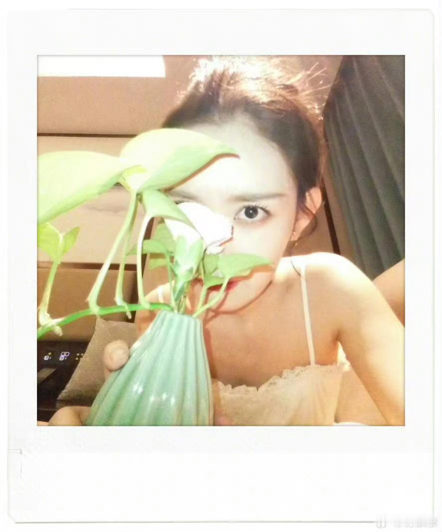 #蒋依依吊带白裙#“像百花撞了春风”[送花花]蒋依依的笑容让我怦然心动💓 ​​