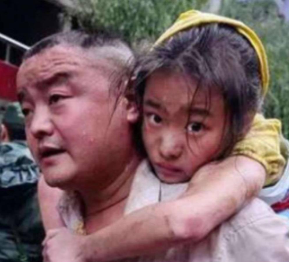 2008年，汶川地震，11岁的李佳芹被埋在废墟下十几个小时，她的父亲却不顾他人的