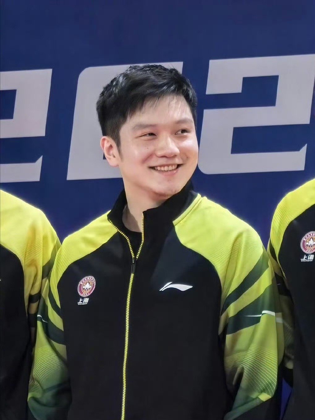 #领奖台上的樊振东好可爱#上海地产集团队夺得#2023乒乓球全锦赛#男团冠军！领