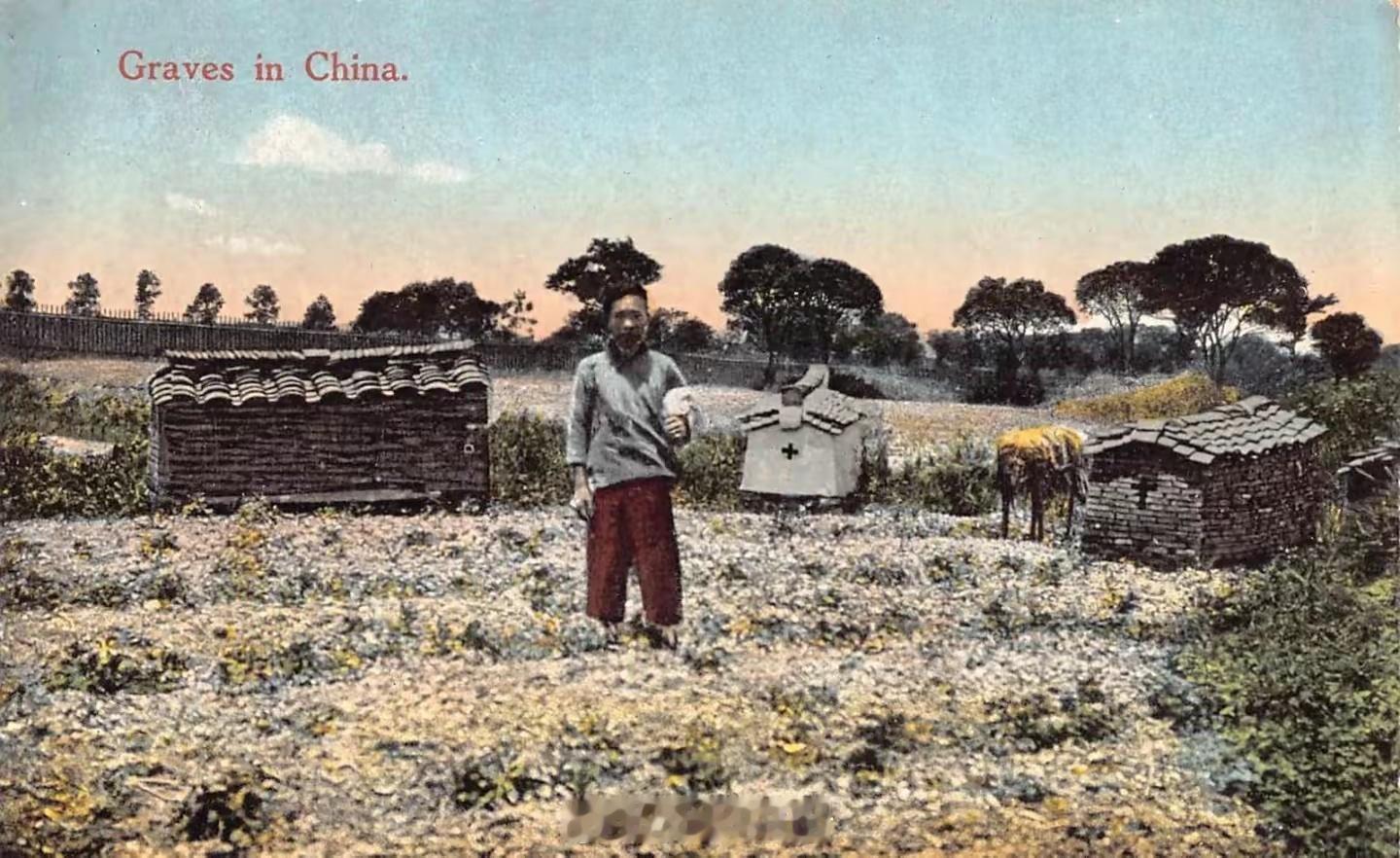 1920年，上海周边的“浮厝”，民国时期的异俗呢。即用砖石将棺木四角垫高，离地三