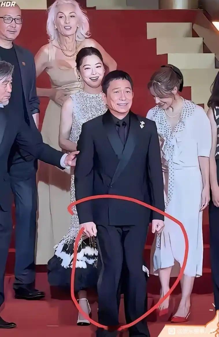 真的社恐成这样了吗? 有必要吓成夹腿吗，真的不可思议！ 