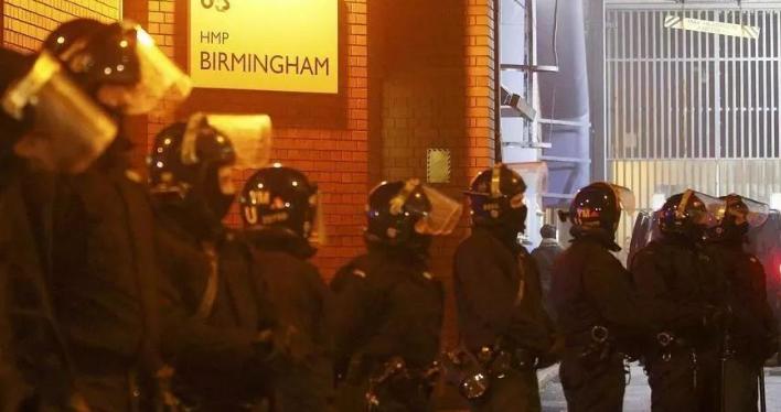 监狱床位不够用，英国直接释放重刑犯，前外交官辣评：不如直接送往乌克兰！

7月2