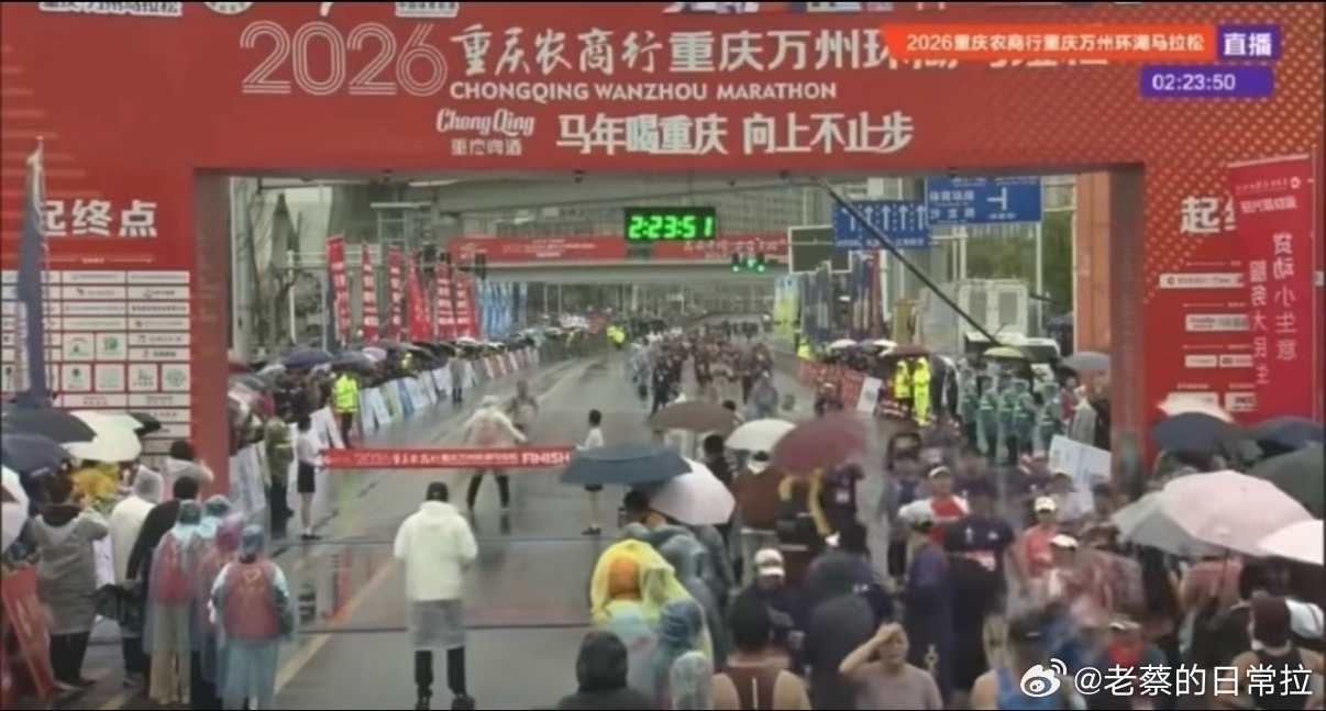 马拉松冠军冲刺时被强行带离赛道 重庆万州马拉松，全马冠军盛雪李冲线前被裁判误认半