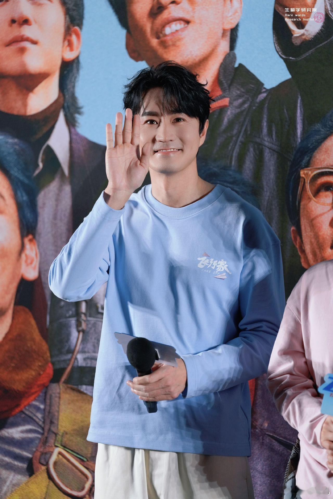 杨玏穿得baby开口daddy 说话慢条斯理，用词得体又充满智慧，那份儒雅稳重的