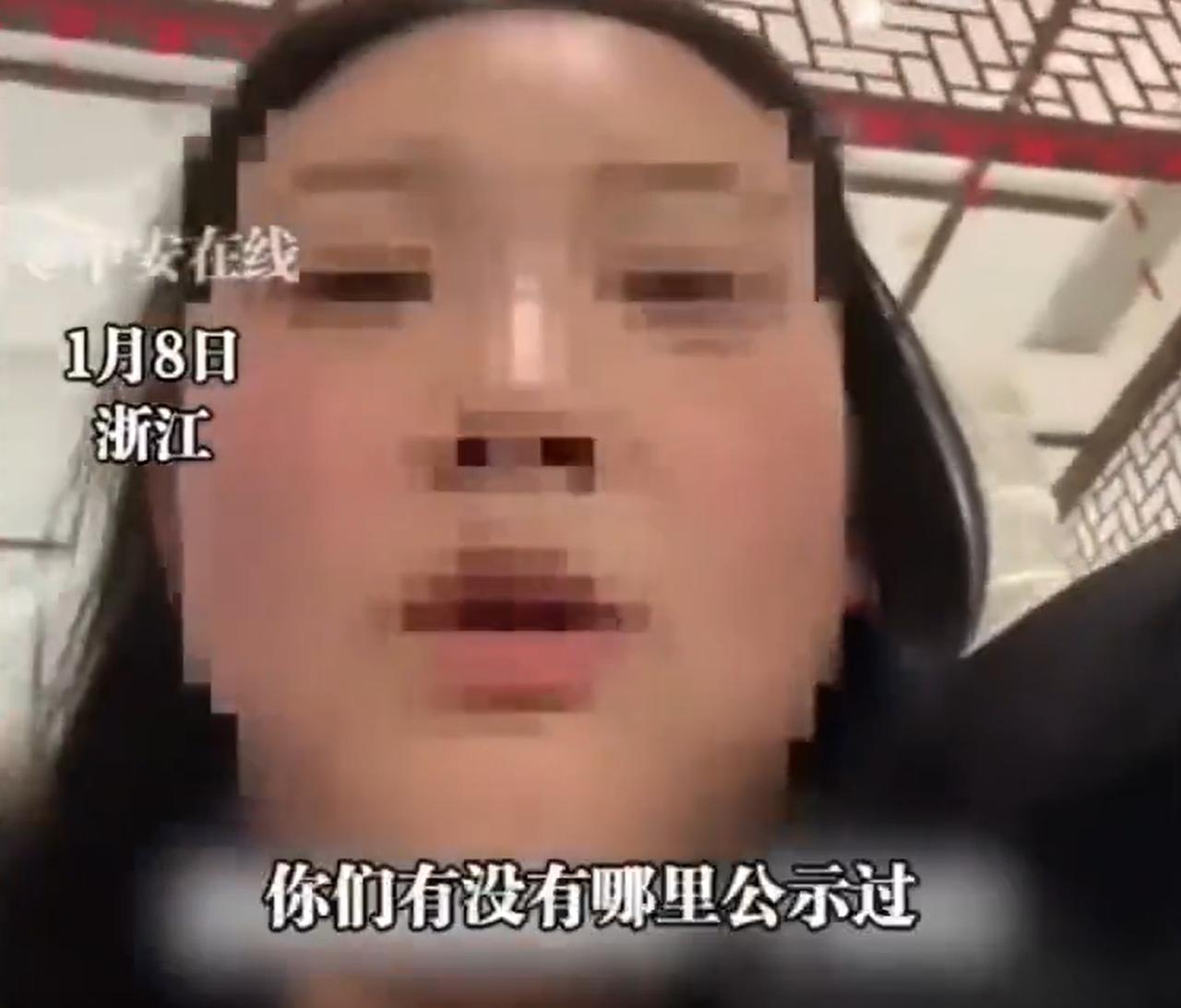 浙江，一女子带着2岁的儿子去洗浴中心洗澡，可准备去女浴室时被前台拦住，告知男孩不