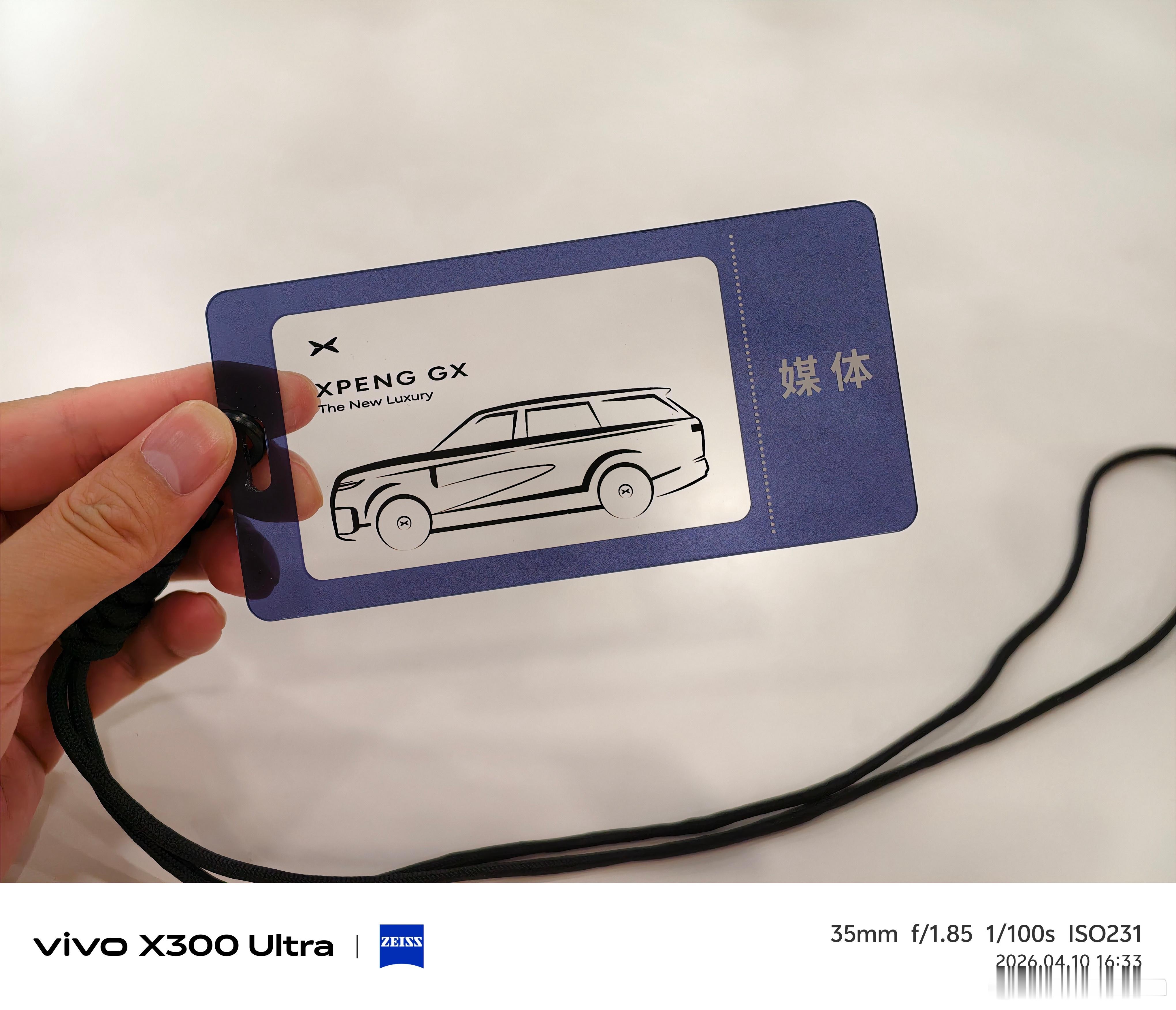 来看小鹏的大六座 小鹏GX这个车怎么说呢和之前的小鹏所有车都不太一样你们觉得会卖