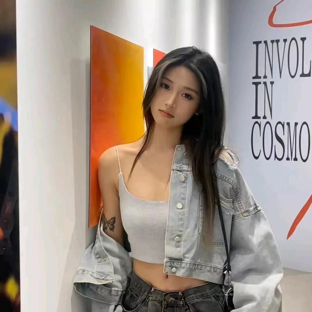 轻纱掩面间，月色如钩悬。轻纱雾影照 轻纱古风照 月色如镜 月色浓稠思如织 半窗花