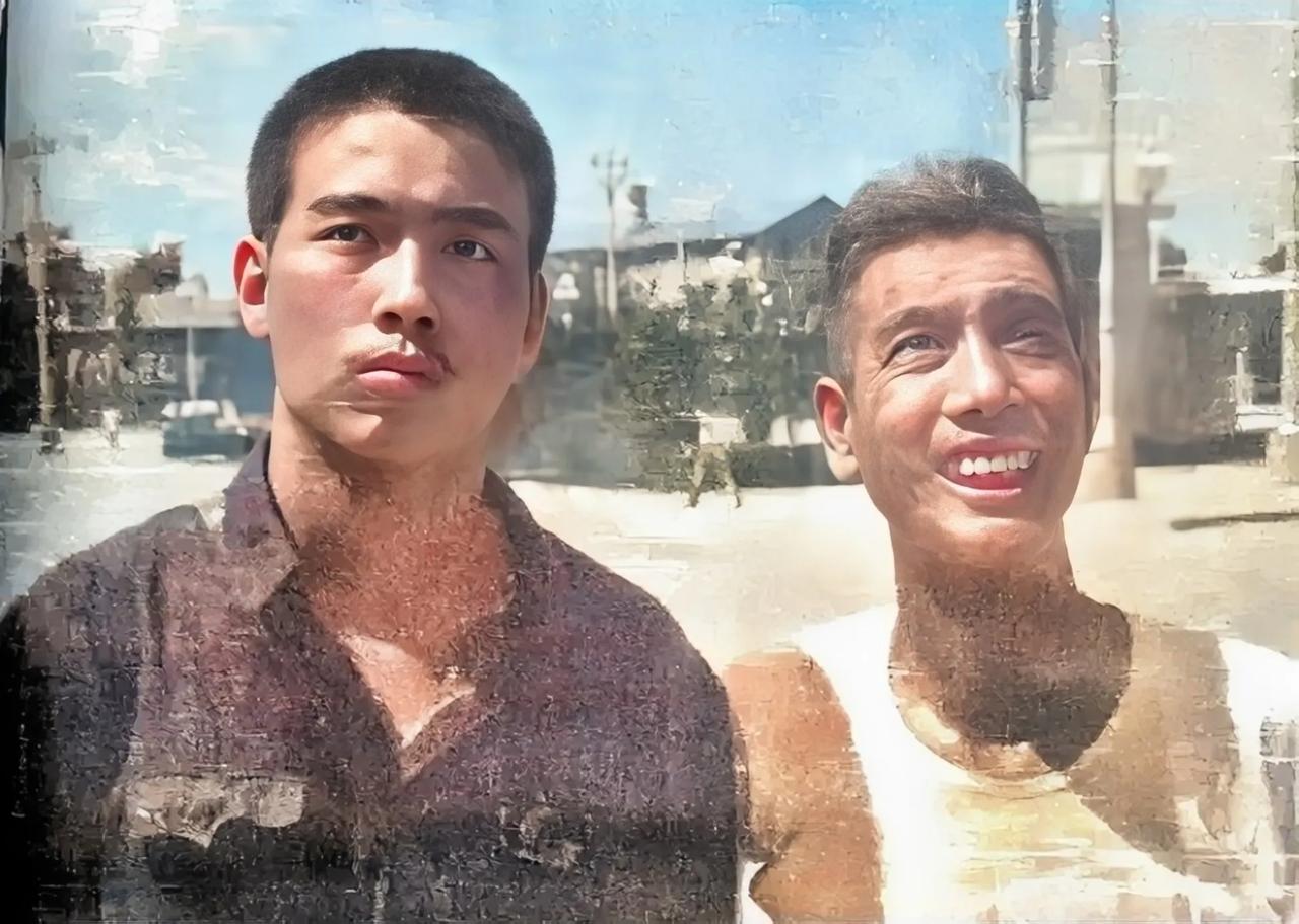 1969年，一个年轻人和父亲，留下的合影，拍摄于他去往云南插队前，后来的他成为了