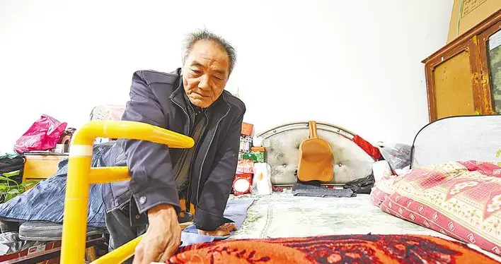量身定制适老化改造，淋浴椅、床边移动扶手护起居安全
