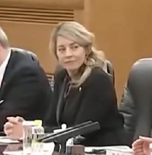 加拿大原女外长乔莉来华，气质真酷！坐姿有型，走路带风，本来身高就高，还穿一双高跟