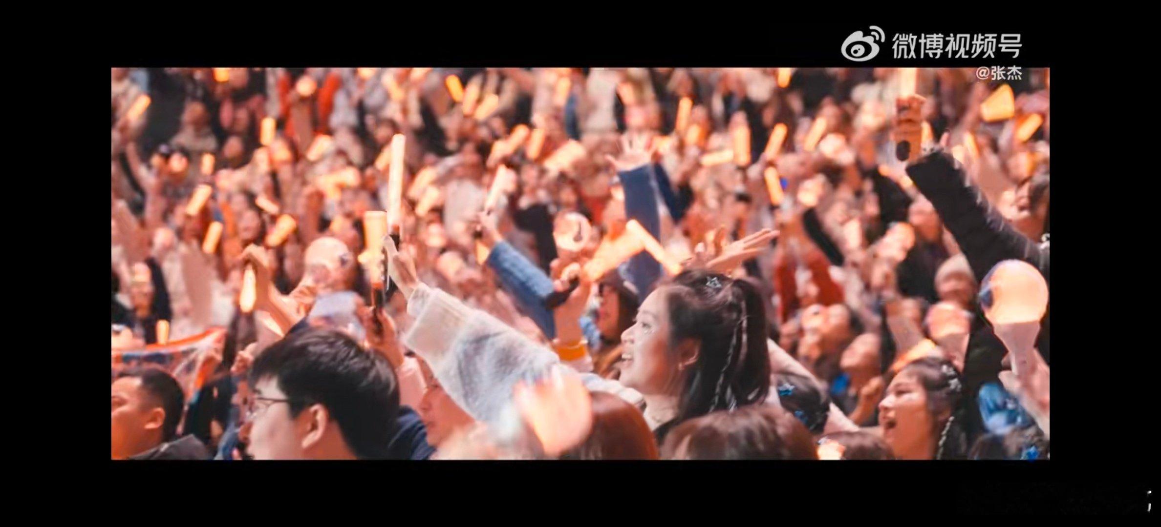 张杰斗转星移鸟巢见 张杰未LIVE巡回演唱会张杰用九场盛宴打造沉浸式狂欢，成都站