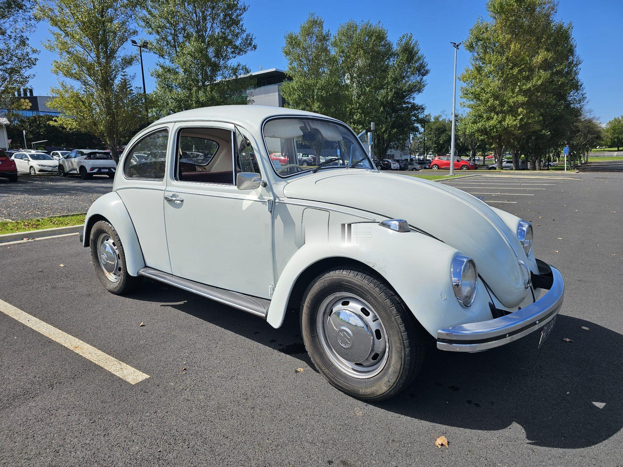 1969年的甲壳虫，1.5汽油引擎+手动挡，说是仅行驶了八万多公里，说是到今儿还