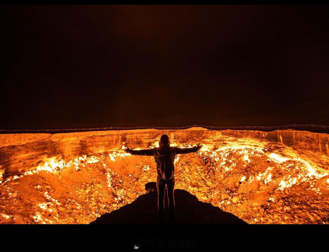 土库曼斯坦的这个火山口50多年来一直在不停地燃烧，被称为“地狱之门” 