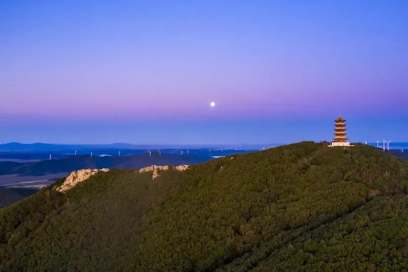 青山坐对夕阳晚，
绿水东流夜月迟。