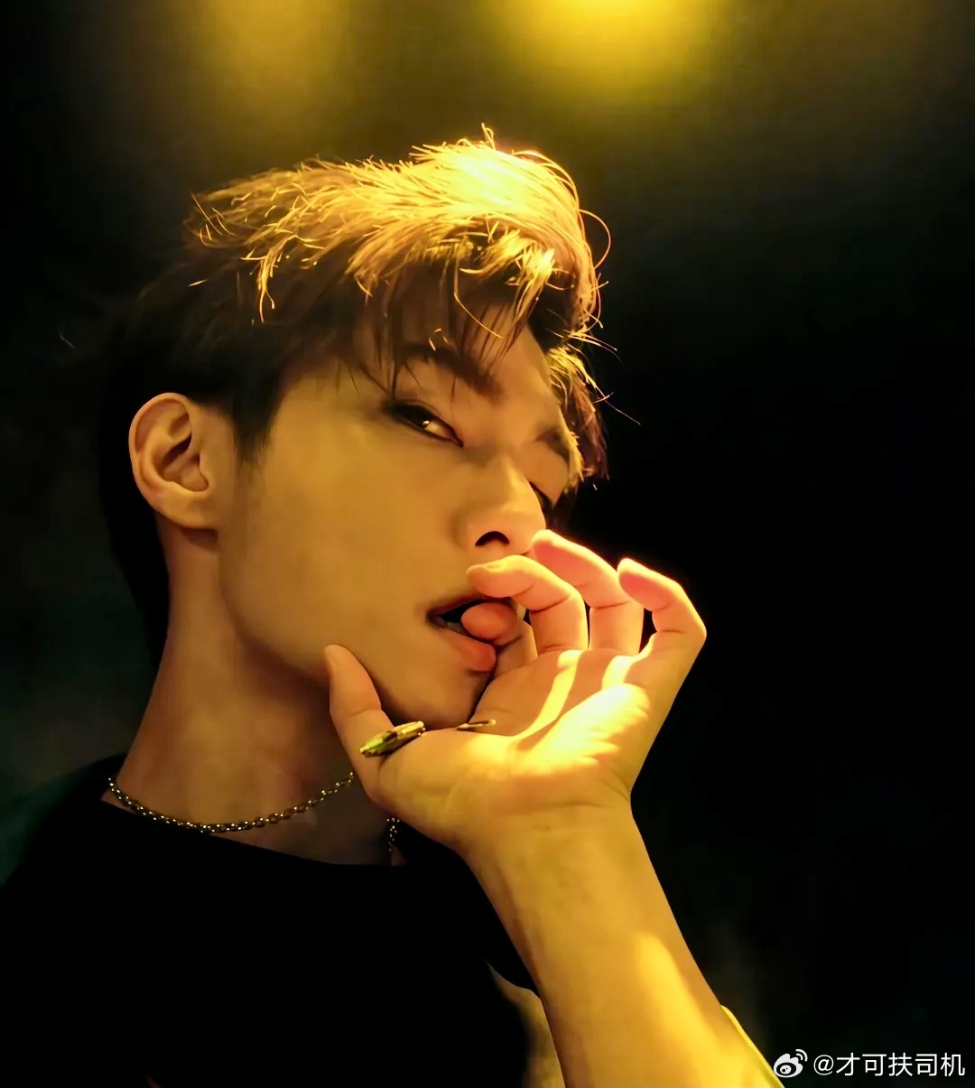 炎亚纶 拍照姿势炎亚纶的热搜里怎么能没有汪东城的存在两个人的拍照姿势跨越时空重合