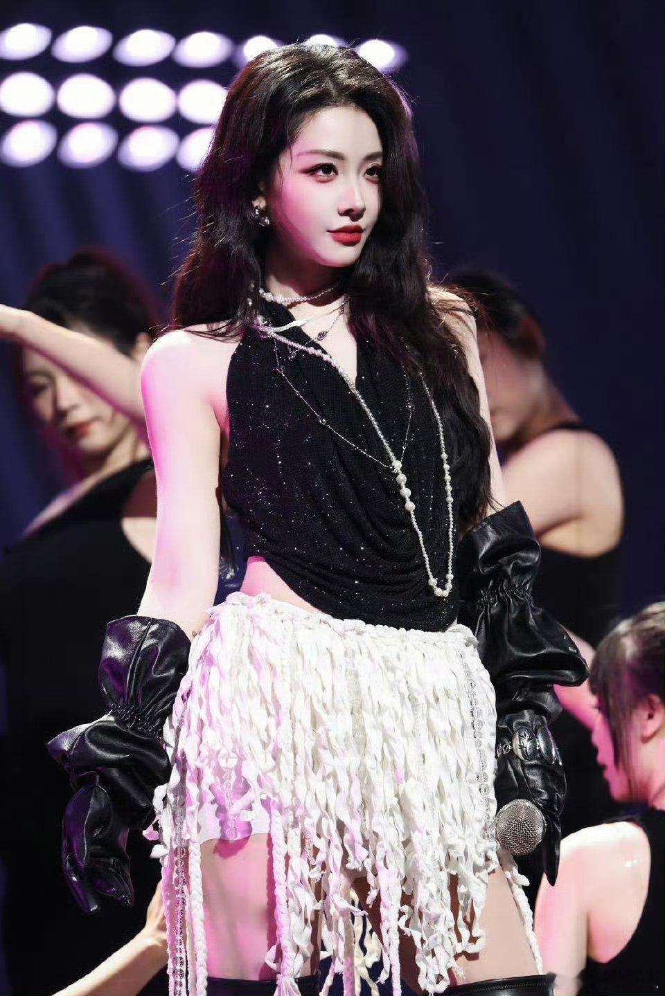 喻言春晚状态更是妈咪级别喻言江苏卫视春晚妈咪感拉满！米白重工流苏裙配红唇，凝视镜