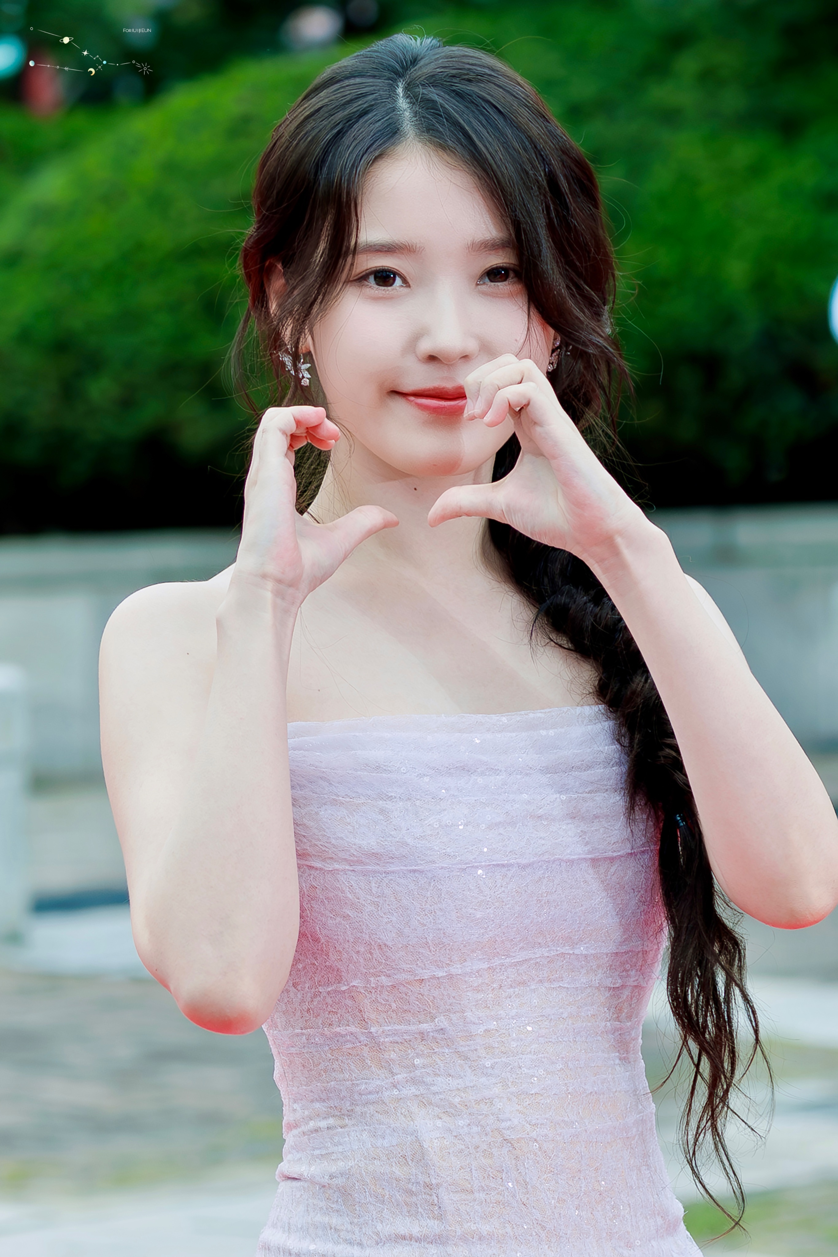 IU[超话]  💗IU出道十七周年快乐 251002 IU 首尔电视节颁奖典礼