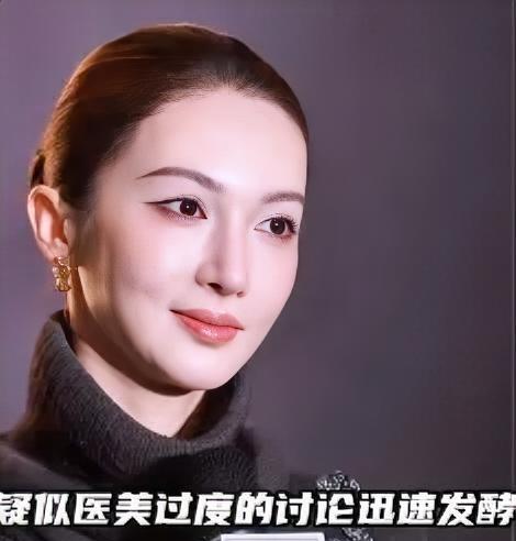 女明星也会化妆翻车？
金晨自毁形象引发全网热议。
原来明星也有手残的一天。
直播