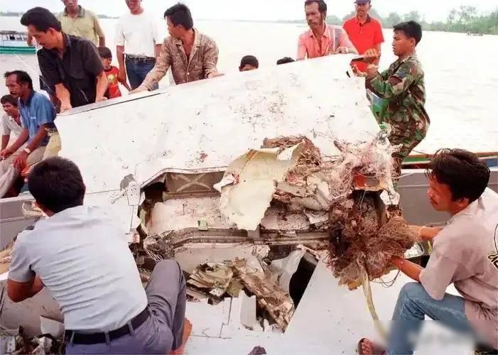 一架老飞机在海上炸了，230人没了，拼了120万块碎片才找到真凶，这背后不是运气