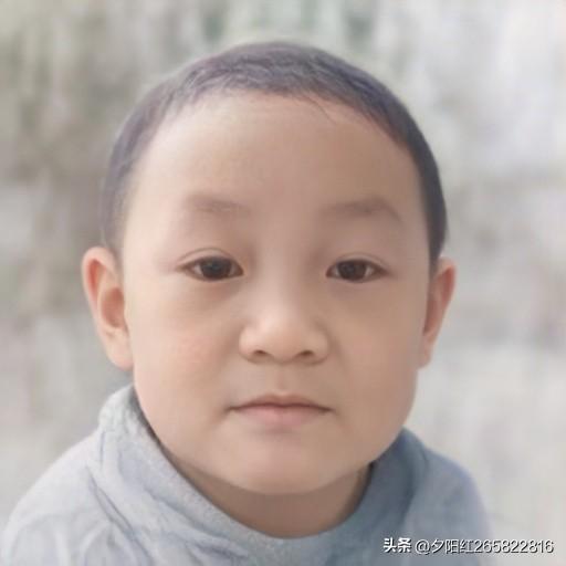 翻出老照片，看着小时候的自己，思绪瞬间飘回过去。我小时候就像个野孩子，满世界撒欢