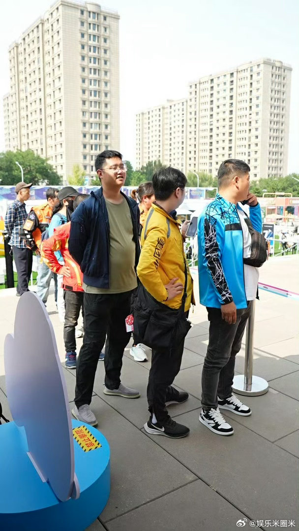跑腿小哥背大包抢网球拍结果是巴掌大挂件跑腿小哥出征中网闹大乌龙🌟中网意外出圈名